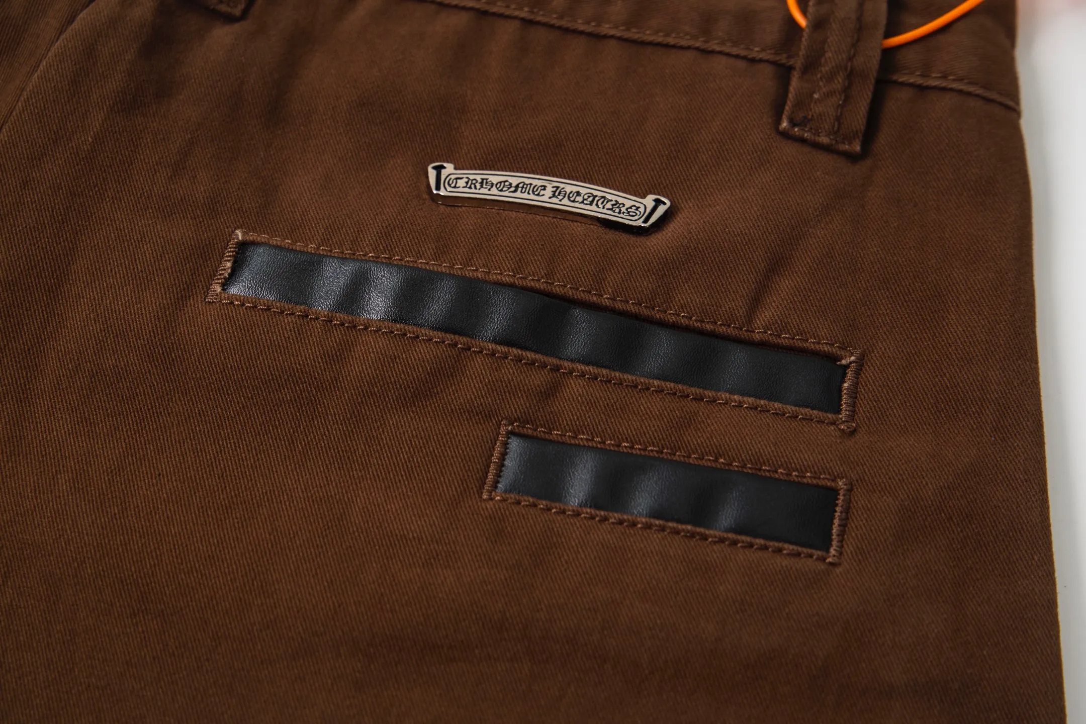 P260 Chrome Hearts | Chrome Hearts Brown Casual Cross Patched Leather Jeans - Full of exploring the ultimate in fashion, Chrome Hearts' new Chrome Hearts pants cleverly integrate camouflage cross, camouflage cross and other elements to break traditional boundaries. Mattyboy's clever fusion of overalls and khaki jeans, the same style, brings endless matching inspiration to fashionistas! Whether it is daily wear or a trendy try, these pants can bring you an excellent fashion experience. Style number: 1754# Color: casual brown Size: 28 30 32 34